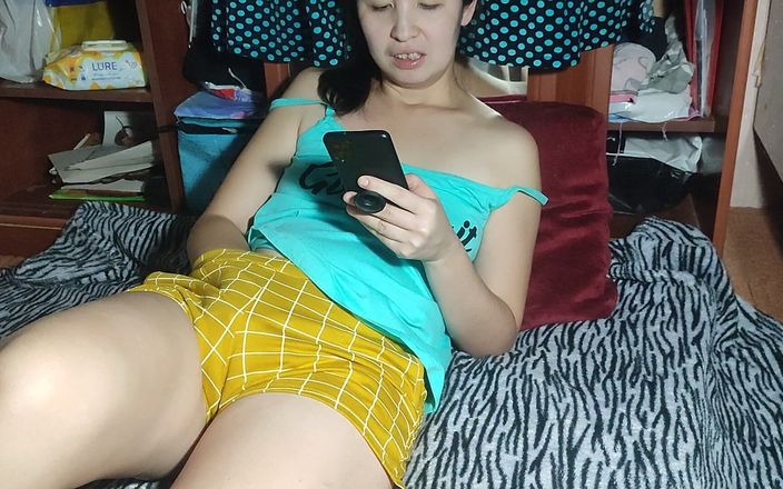OniSoi: ポルノを見て、服を脱がずに彼女のマンコを愛撫し、彼女の指をショーツの中に滑り込ませる
