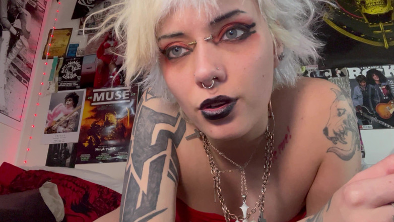Glitterqueen1999: 我让你嗅闻并崇拜我臭的脚底