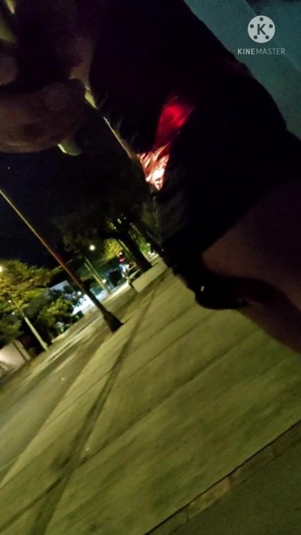 Traviezisha: Sissy crossdresser caminando al aire libre con un consolador enorme...