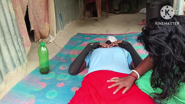 Nenika: 德西哥通过涂油按摩