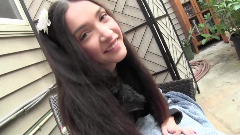 Eros POV - Liberated Eye: 淫荡少女在户外撸她继父的鸡巴