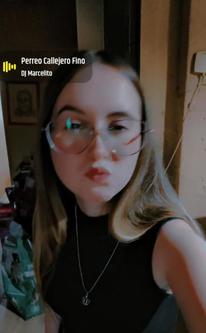 RavenHearth666VIP: Teen mit brille zeigt