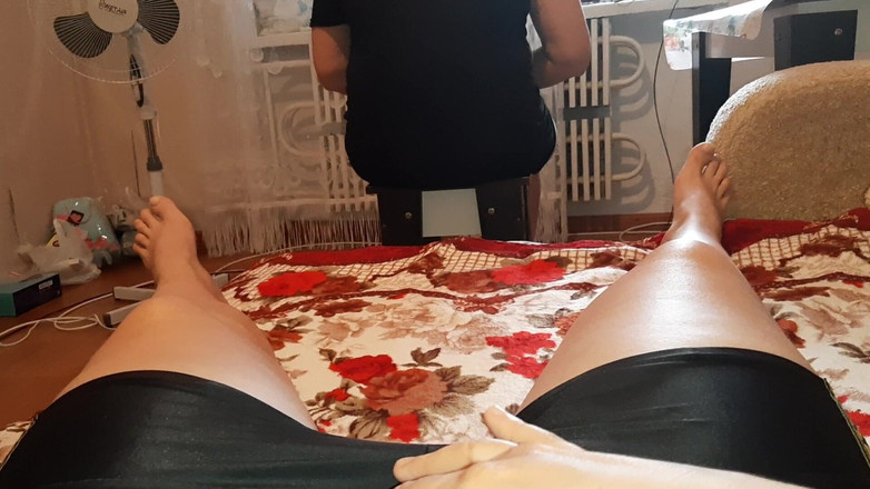 Lesbian-illusion: Podczas gdy mój sąsiad siedzi na krześle i gra przez...