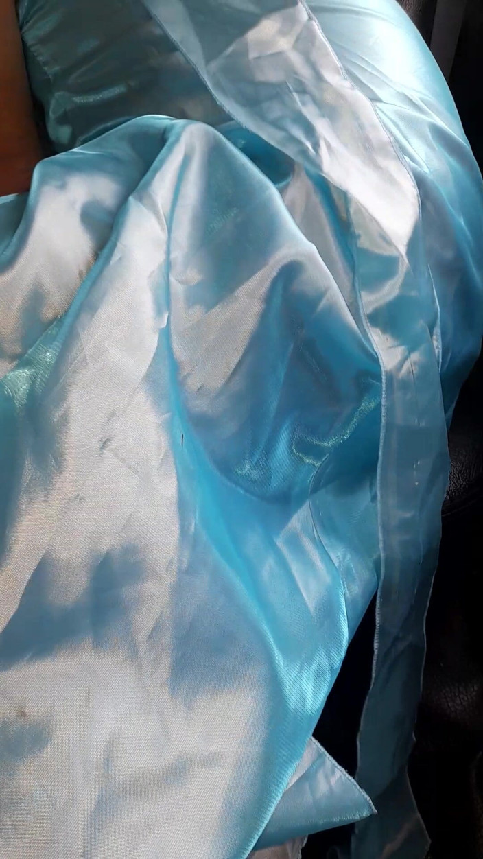 Naomisinka: एशियाई क्रॉस हस्तमैथुन और वीर्य पहनना साटन चमकदार नीला गाउन