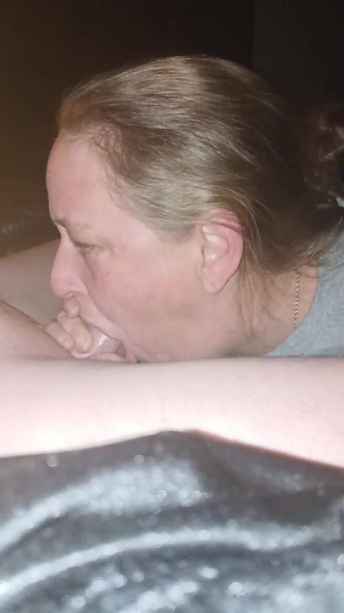 Nickyloves: 친구와 게임하는 동안 새아빠의 자지를 빨아