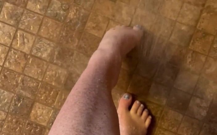 Red's house: Shower Time with My Foots