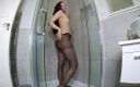 Faye Taylor: La doccia sexy e bagno con le calze