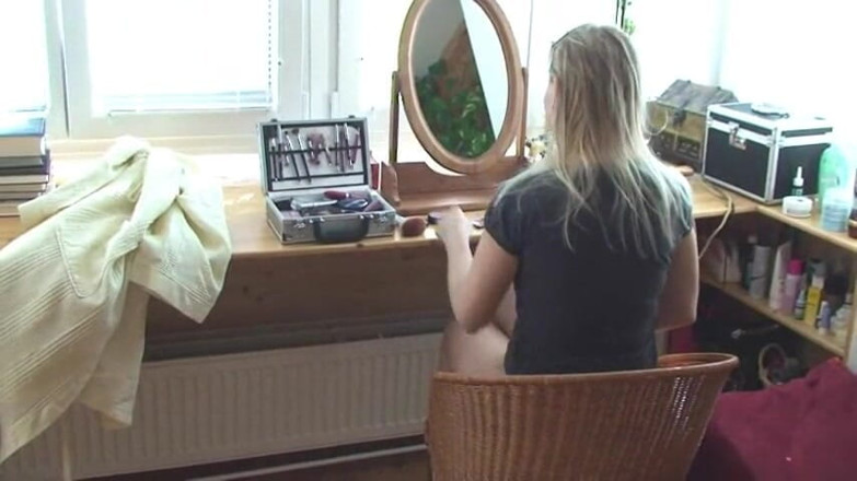 Femdom Austria: She empties her bladder in the shower
