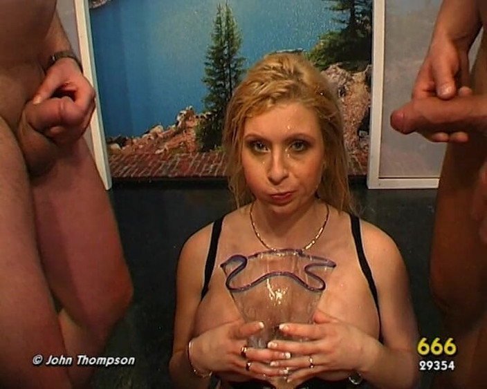 GGG John Thompson OLD STYLE: Ggg - Piss-königin Melanie Moon, Blonde Bombe, Tropft