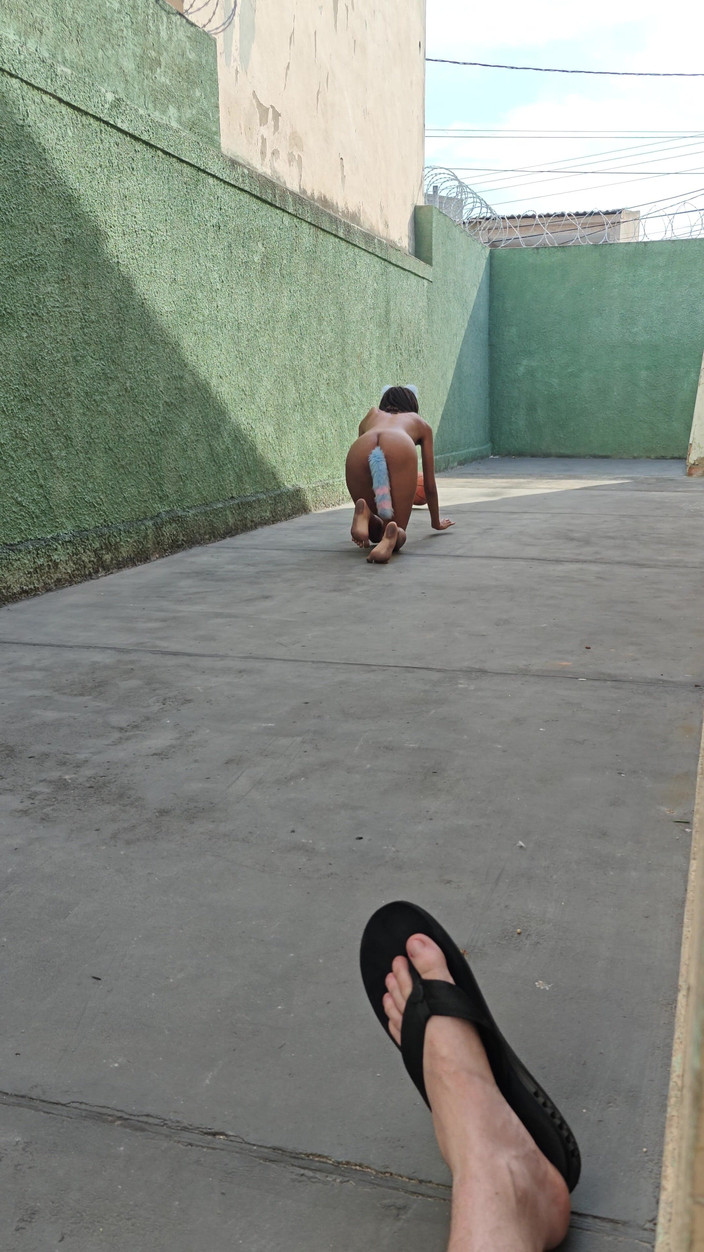 Lily Slav: दब्बू यार्ड में पालतू की तरह खेल रहा है