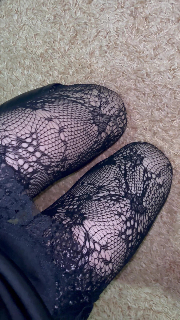 Sparrowica: Aku lagi asik mainin kakiku dengan stoking seksi dan sepatu...