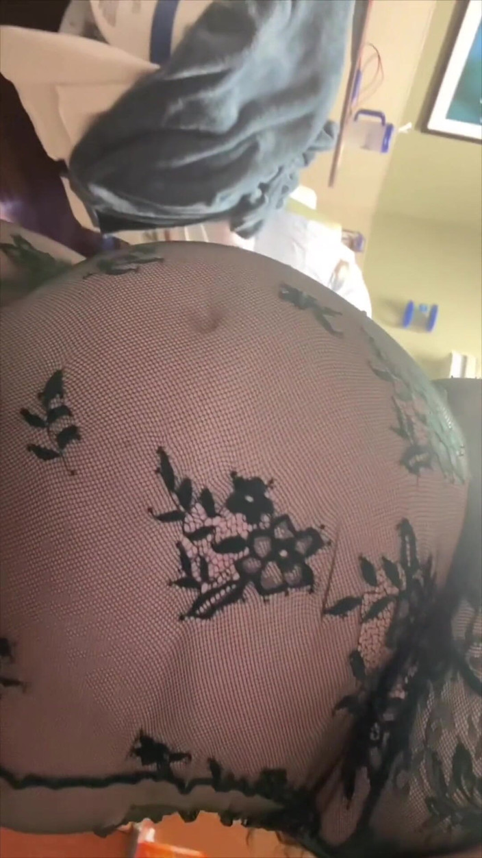 Dirtysecret: 침대에서 쉬는 나쁜 소녀