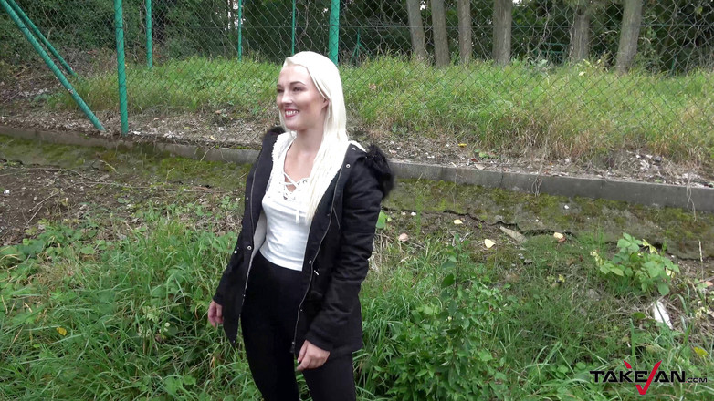 Take Van: Blondie podniosła się, zerżnęła i wyrzucona nago
