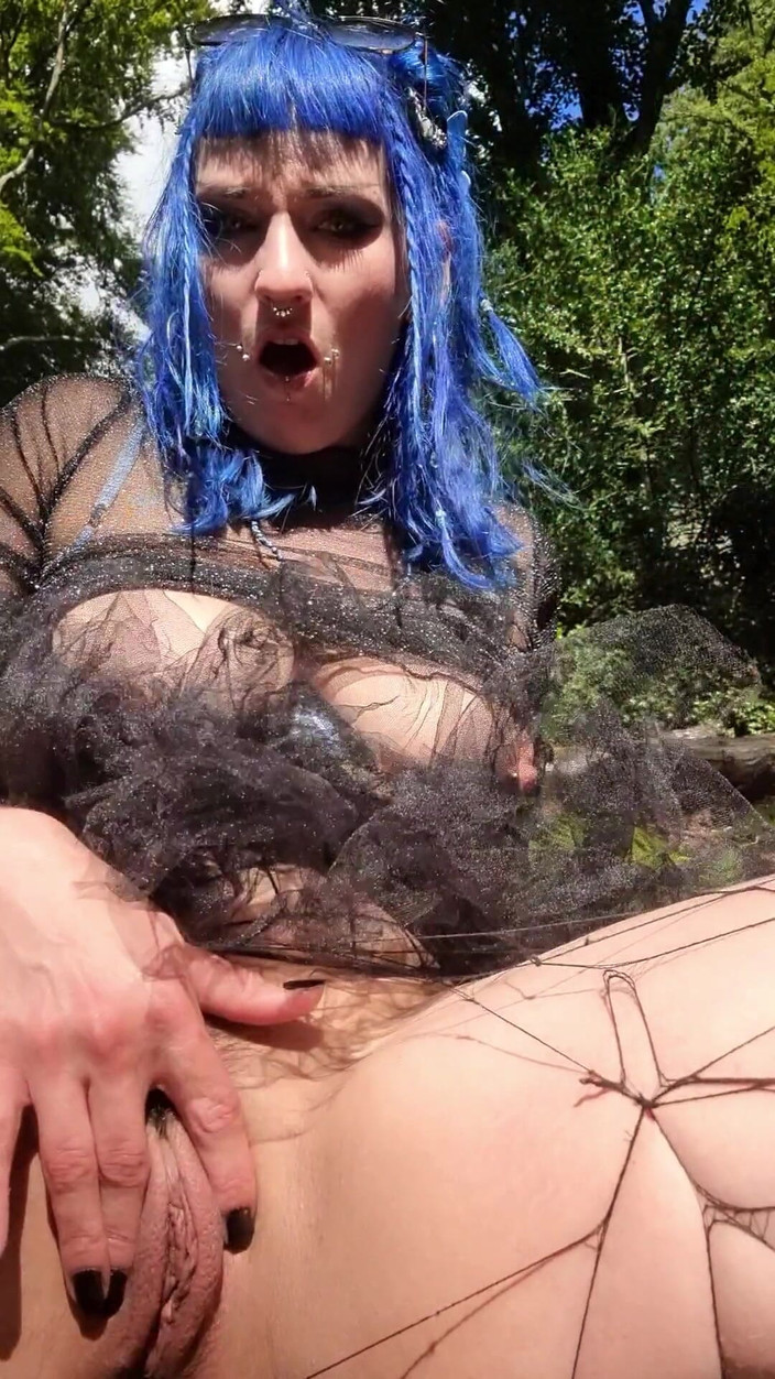 Mania Pigmilk: Gothfee Reibt Ihre Muschi Im Wald Outdoor