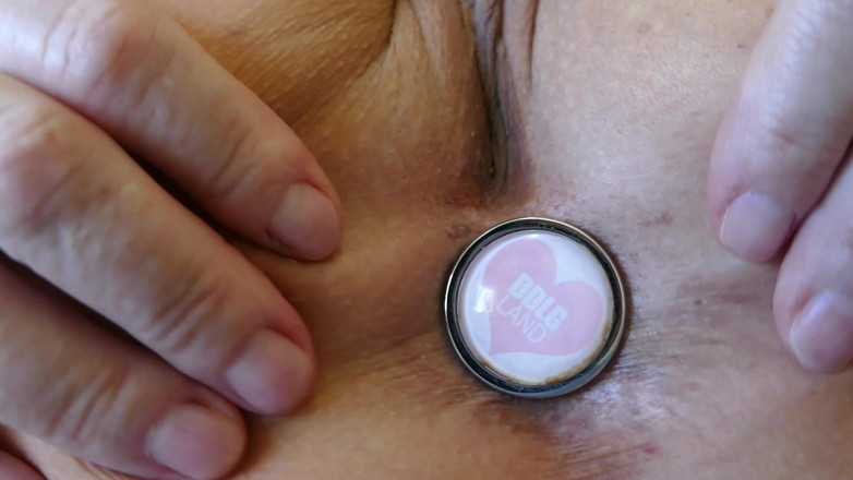 Natalie K: Prsty šukání sténající orgasmus s análním kolíkem v zadku v jasně...