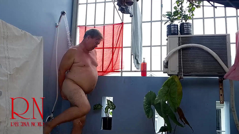 Regina Noir: The Shampoo War a Funny Shower Prank 310
