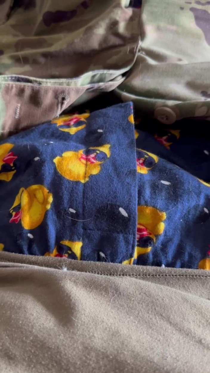 Gay Soldier Stuff: Soldado se diverte no dia da corcunda consigo mesmo