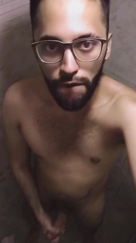 أستمني في الدش وأقذف حمولتي