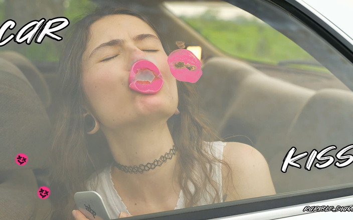 Rarible Diamond: 車の窓に乱雑なピンクのリップグロスマーク