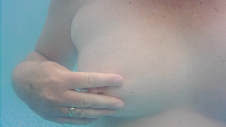 SimoneLive1: 泳池里的胸部