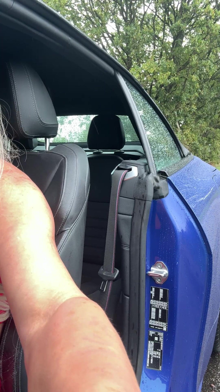 Kellycd2022: セクシーなクロスドレッサーKellycd2022が赤いシームレスパンティストッキングとヒールでドライブに出かけました