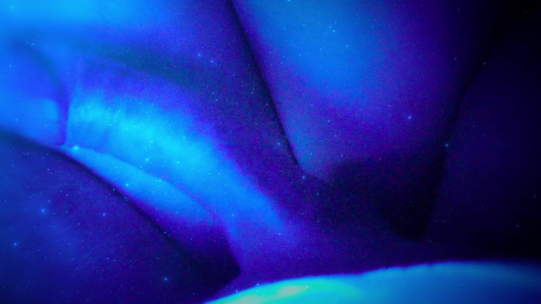 Moony: Молода художниця позує оголеною для своїх еротично-художніх експериментів. Вона використовує стояк свого фотографа