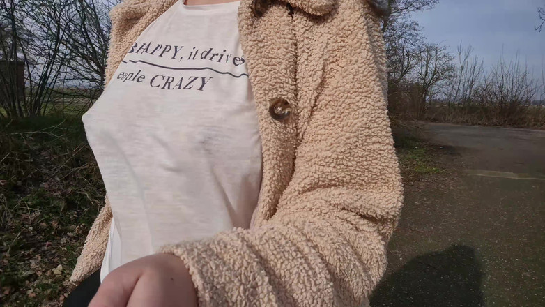 Alison Robell: Boobwalk na poboczu drogi, bez biustu chodzenie w koszuli See...