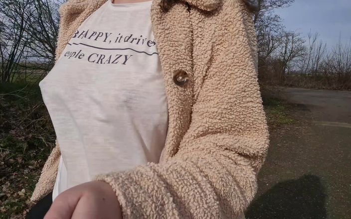 Alison Robell: Tietenwandeling aan de kant van de weg, bh-loos lopen in...