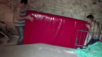 Crunch Boy: Doi tineri sexy de 20 de ani futute în camera din spate