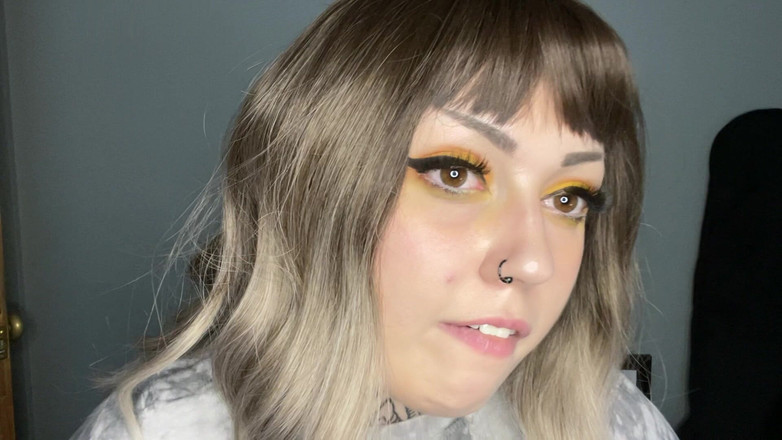 Miss Valentina: Дрочка в постели рядом с женушкой