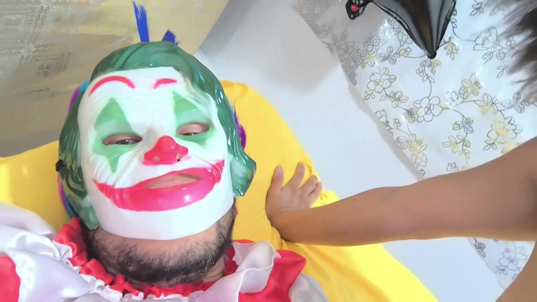 NEGRITA SEXY: Üvey oğul cadılar bayramında maske takıyor ve üvey annesini domaltarak sikiyor