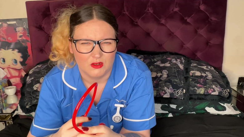 MissFFW: Hemşire ffw ezikle iğneli yarakla alay ediyor