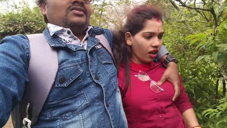Sona bhabhi: 印度德西女孩在森林里被她的男朋友接吻场景和胸部按压