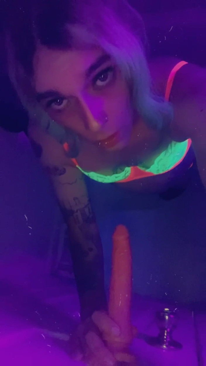 CarmenMelatonin: Gadis pesta seksi pengen ngentot