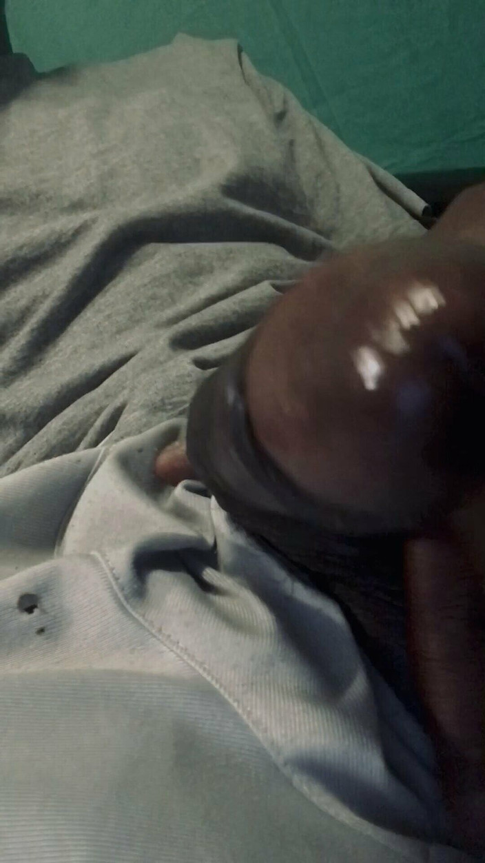 Chocolate Meat Stick: Stor svart kuk hängande shorts och underkläder Stora bollar hängande...