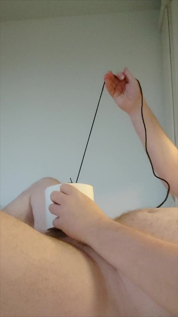 Carmen_Nylonjunge: Nylonjung Baise Le Rouleau De Papier Toilette En Chaleur