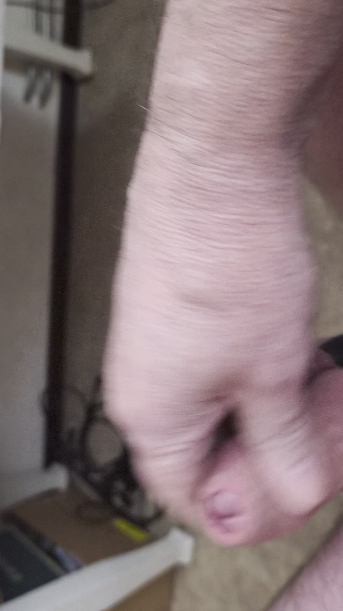 Pellefnatt: 友人は椅子に座り、Vidioを見ながら自分のペニスを手で動かし、オーガズムに達するまで見ていました