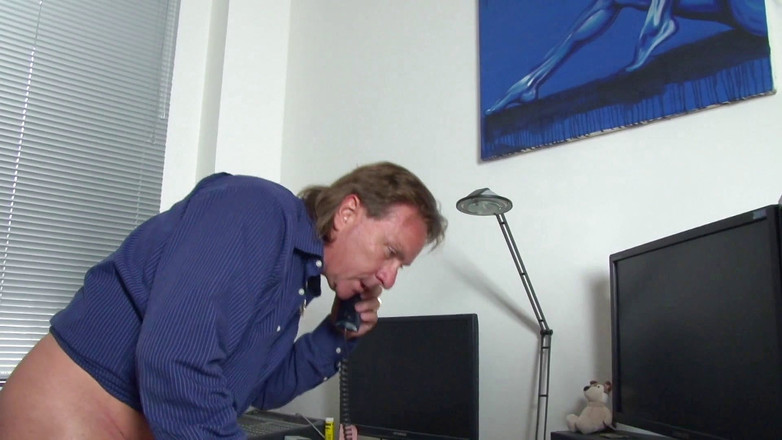 Italian Vintage Porn: Sekretářka šuká s potetovanou brunetkou a jejím šukačem