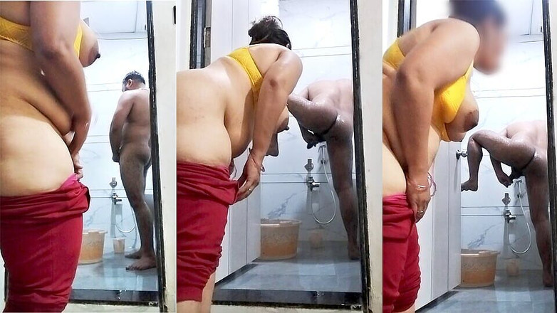 Nadiya: 継母は義理の息子が自慰行為をしているのを見て、それから彼女も彼女のオマンコを指で動かし始めました