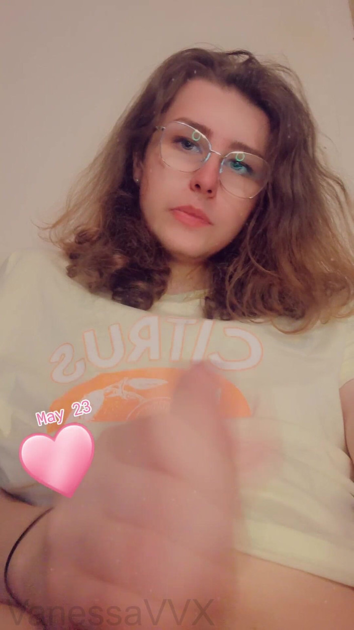 VanessaVVX: Vanessa lagi asik jilat memeknya sendirian sampai muncrat berantakan