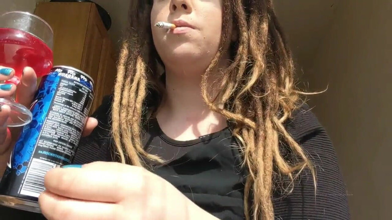 Goddess Kinx: Fumando un pack off Malbro red in un'ora