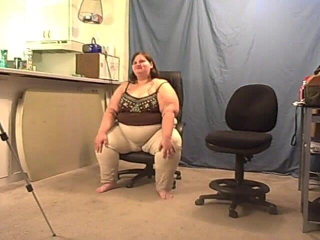 BBW nurse Vicki adventures with friends: Ssbbw Angie chewing and blowing gum for you