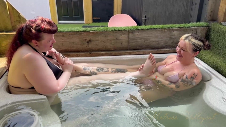 Mxtress Valleycat: Hot Tub Feet-wave