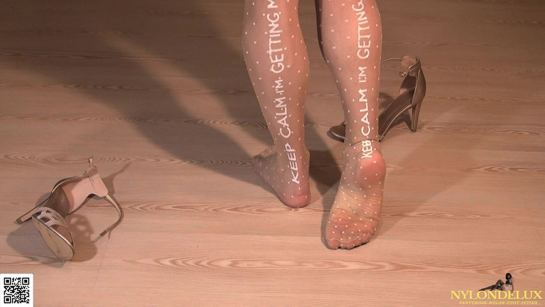 Nylondelux: 落ち着いてナイロンの足を舐めて