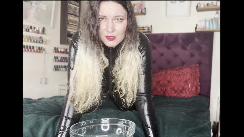 MissFFW: Miss ffw nimmt eine riesige pisse in den catsuit einer...