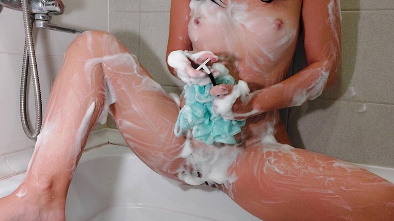 Squirt_orgasm_69: Rasiere meine muschi im badezimmer