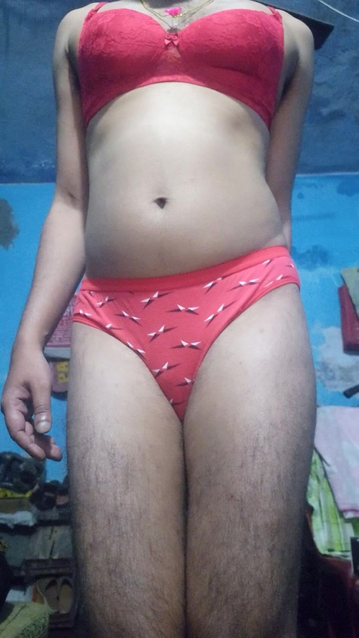 Lustyizlife: Indisk femboy crossdresser som bär sin styvsysters röda behå och...