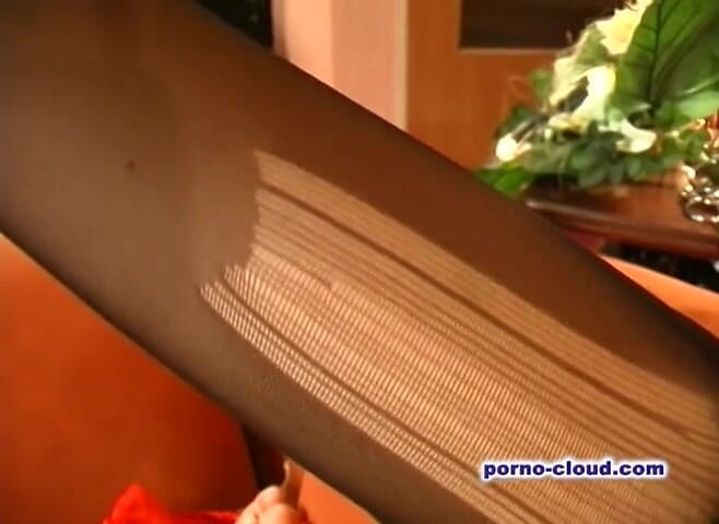 Porno Cloud: Masturbazione con dildo con piercing