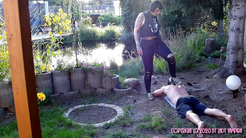 Domina Lady Vampira - SM Studio Femdom Empire: Wenn das tätowierte mädchen von nebenan ... 1/3