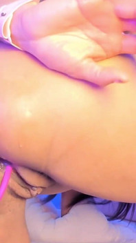 Thick Ass Babe Makes Her Cunt Wet